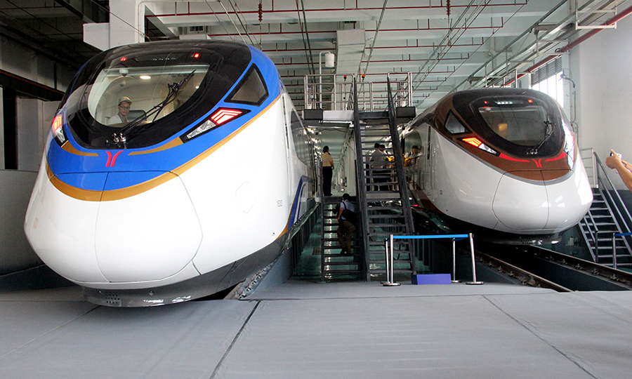 近日，在中国铁建所属中铁十四局电气化公司参建的广州地铁18和22号线陈头岗停车场，首列车辆正式交付。