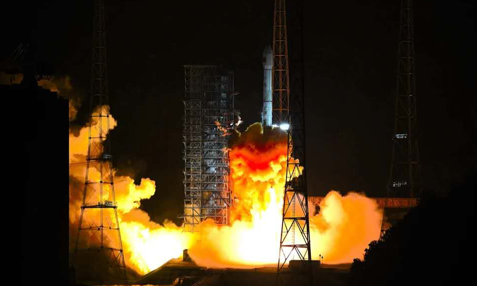 10月12日0时57分，在我国西昌卫星发射中心，长征三号乙运载火箭托举高分十三号卫星直冲云霄，卫星随后进入预定轨道，发射任务取得圆满成功。 图为长三乙火箭起飞。（谢奇勇 摄）