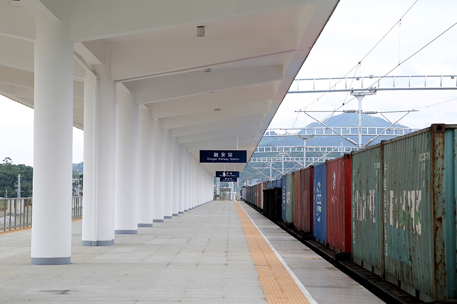 图为10月15日，一辆货运火车通过焦柳铁路新建融安火车站。（周群能 摄）