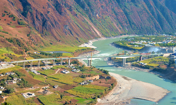 2018年，华电云南公司投资建设的怒江六库“美丽公路”怒江南坝大桥与怒江二桥连接线工程取得阶段性胜利，实现两座大桥提前一年完工，目前路基已全线贯通。