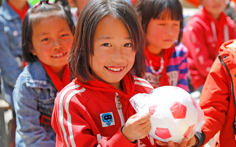 2019年3月，中国建筑为甘肃省康乐县何家沟村学子送上图书、文具以及体育用品等，并通过交流互动让当地学生感受到学习的快乐。