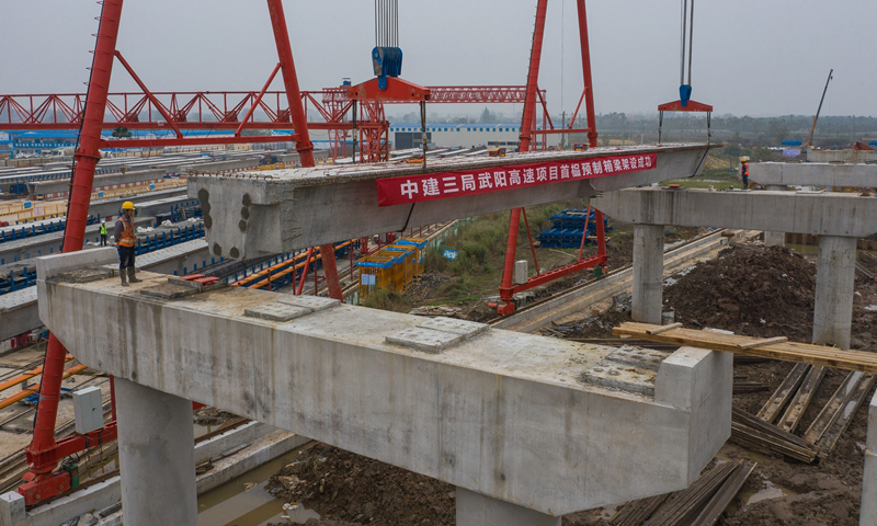 图为10月18日，来自中建三局的建设者在武阳高速鄂州段建设现场施工。（新华社记者 肖艺九 摄）