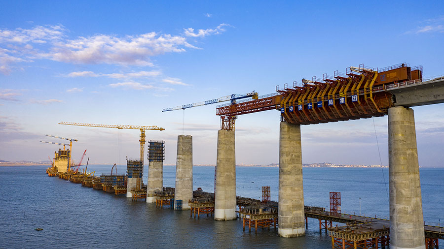 由中国铁建所属中铁十一局集团承建的湄洲湾跨海大桥是福厦高铁的重要组成部分，全长14.7公里，其中10公里位于海上，位于莆田市和泉州市境内。（金伟 摄）