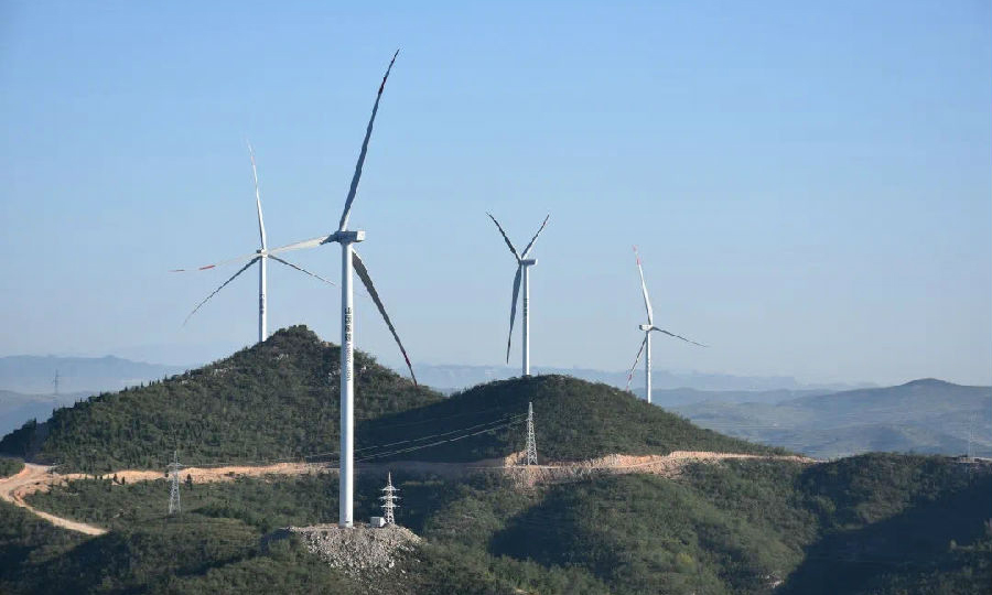10月29日，由中国能建一体化投资建设的山西平定100兆瓦风电项目，圆满实现全容量并网发电，助力山西省绿色可持续发展。