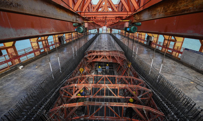 图为11月2日，中铁十一局工人在新建福厦铁路湄洲湾跨海大桥建设现场施工。（新华社记者 宋为伟 摄）
