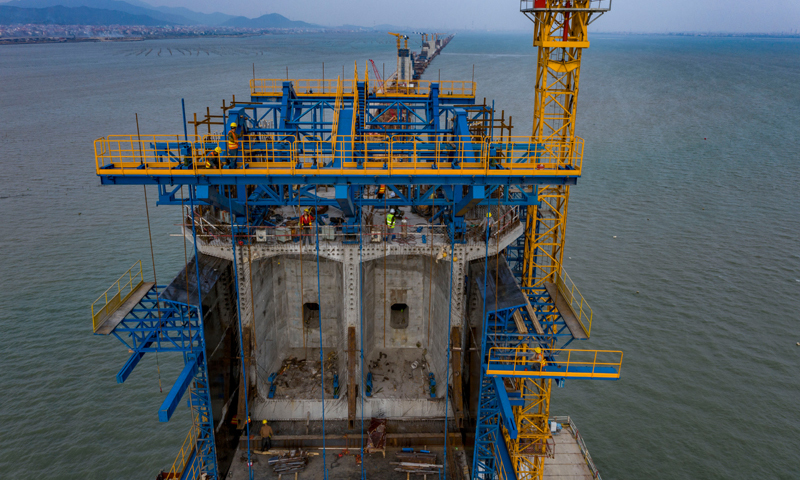 图为11月2日，中铁十一局工人在新建福厦铁路湄洲湾跨海大桥建设现场施工。（新华社记者 杜华举 摄）