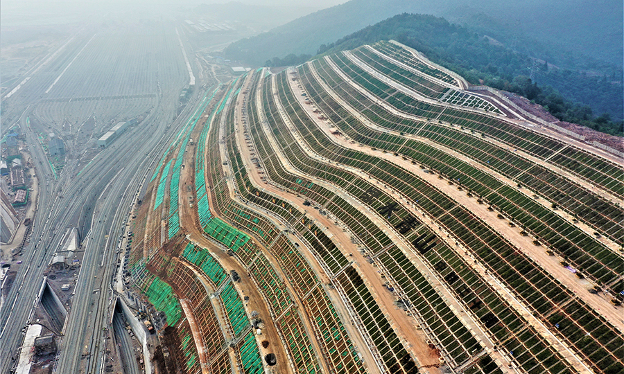 近日，由中国铁建所属中铁二十局二公司承建的国内铁路最高边坡工程顺利完工。图为高边坡全貌。（徐成涛 摄）