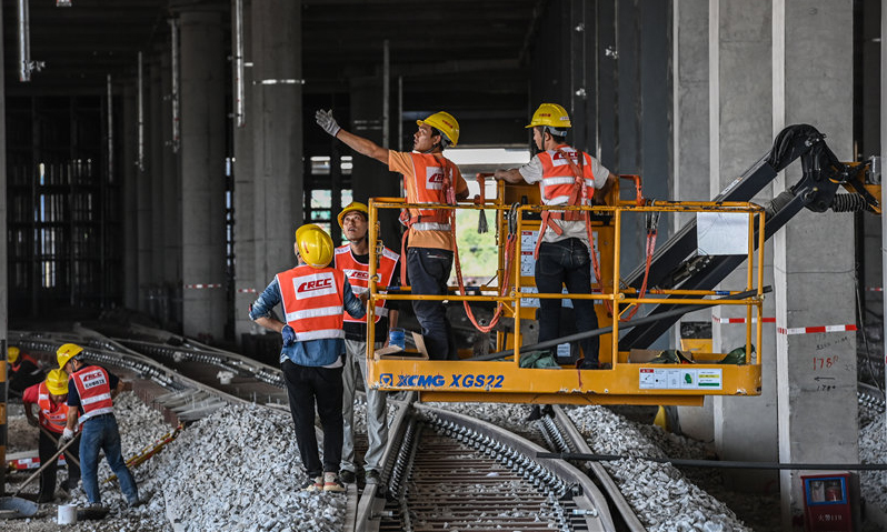 图为11月9日，施工人员在广州市地铁18号线陇枕停车场架设梁下管道。（新华社记者 刘大伟 摄）