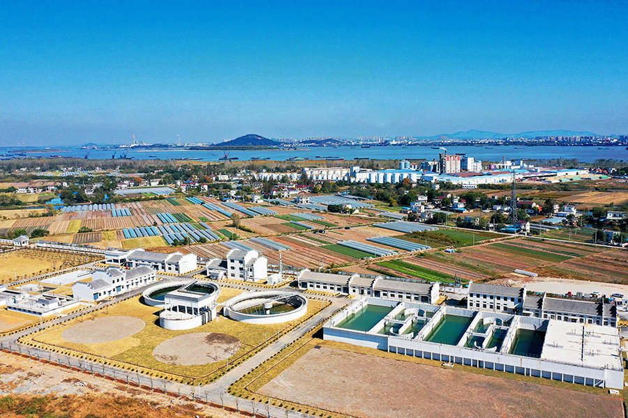 日前，中国铁建参与的首个长江大保护项目——安徽芜湖大龙湾污水处理厂顺利通过工程主体和设备安装验收，厂区正式投用进入倒计时。图为中国铁建所属中铁十四局二公司承建的芜湖大龙湾污水处理厂。（王观生 摄）