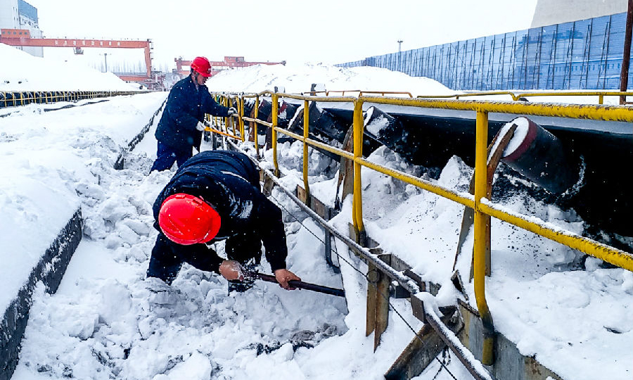 内蒙古元宝山发电公司清理输煤皮带及滚筒粘接冰块，保障机组“口粮”供应。（赵凌然 摄）