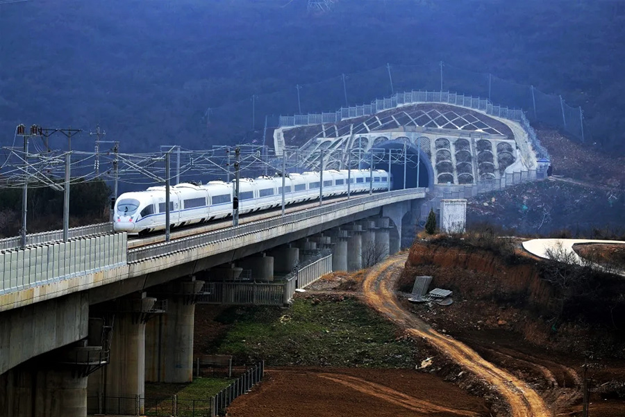 郑太高铁是首条纵贯太行山区的高铁，全长432公里，最高运营时速250公里，其中郑州至焦作段已于2015年6月26日开通运营。此次开通的焦作至太原段长372公里，设12座车站，桥梁、隧道过渡段多，超万米隧道有5条，坡度达到28‰，无砟和有砟轨道转换频率高。图为列车行驶在白水河特大桥上。