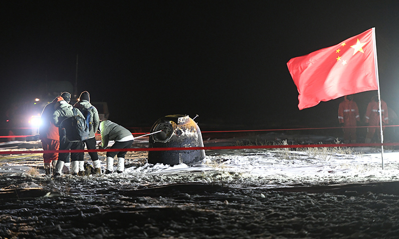 12月17日凌晨，嫦娥五号返回器携带月球样品，采用半弹道跳跃方式再入返回，在内蒙古四子王旗预定区域安全着陆。（新华社记者 连振 摄）