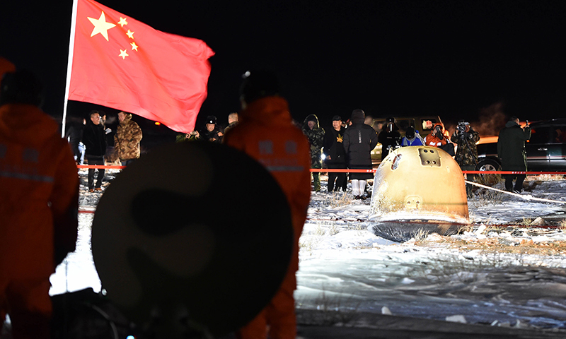 12月17日凌晨，嫦娥五号返回器携带月球样品，采用半弹道跳跃方式再入返回，在内蒙古四子王旗预定区域安全着陆。（新华社记者 任军川 摄）