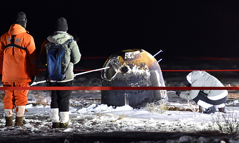 图为12月17日，工作人员在嫦娥五号返回器着陆现场作业。（新华社记者 任军川 摄）