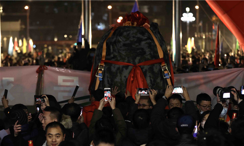 图为12月17日，在北京中国航天科技集团五院，人们在欢迎嫦娥五号返回器回到出生地。（新华社记者 金立旺 摄）