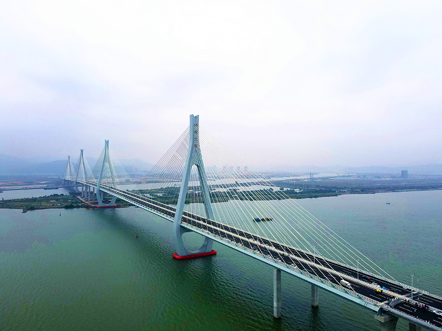 12月15日，经过4年建设，中国铁建所属中铁十一局二公司参建的世界最大跨度串联式斜拉桥——珠海洪鹤大桥建成通车。图为通车后的珠海洪鹤大桥。（李若冰 摄）