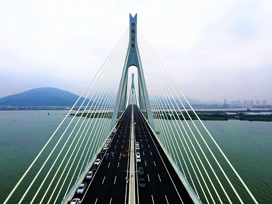 该桥全长9.654公里，主桥由两座主跨500米的双塔双索叠合梁斜拉桥串联而成，设计时速100公里，为双向6车道，是粤港澳大湾区及珠海市经济向西辐射的重要通道。图为建成后的珠海洪鹤大桥。（李若冰 摄）