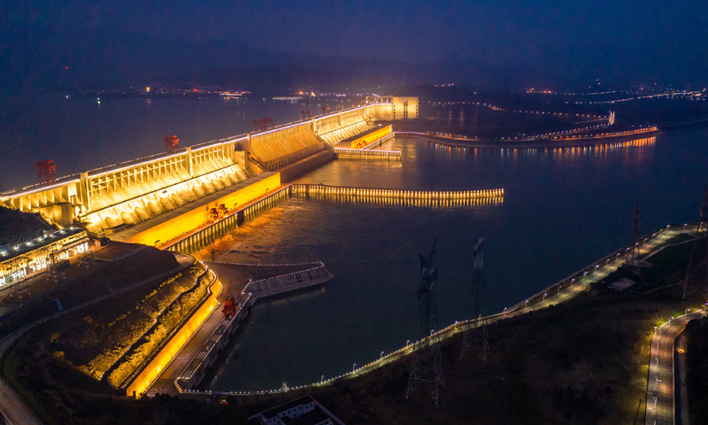 图为2020年12月31日晚拍摄的三峡工程夜景。新华社发（郑家裕 摄）