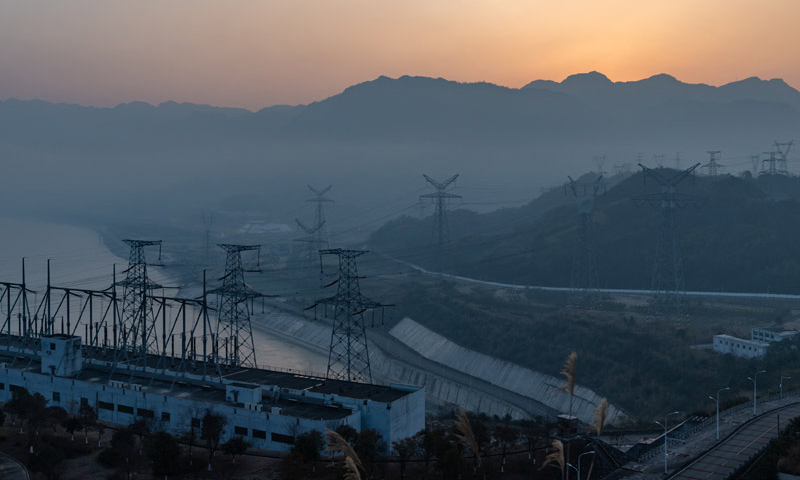 图为2021年1月1日拍摄的三峡电站外送输电线路。新华社发（郑家裕 摄）
