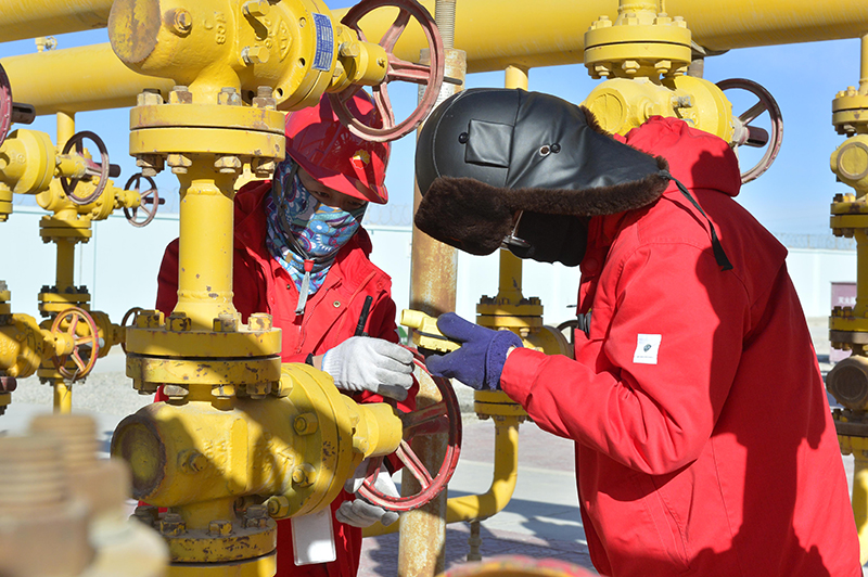图为1月6日，中国石油天然气集团公司青海油田分公司采气一厂工作人员在协同作业。（新华社记者 张曼怡 摄）