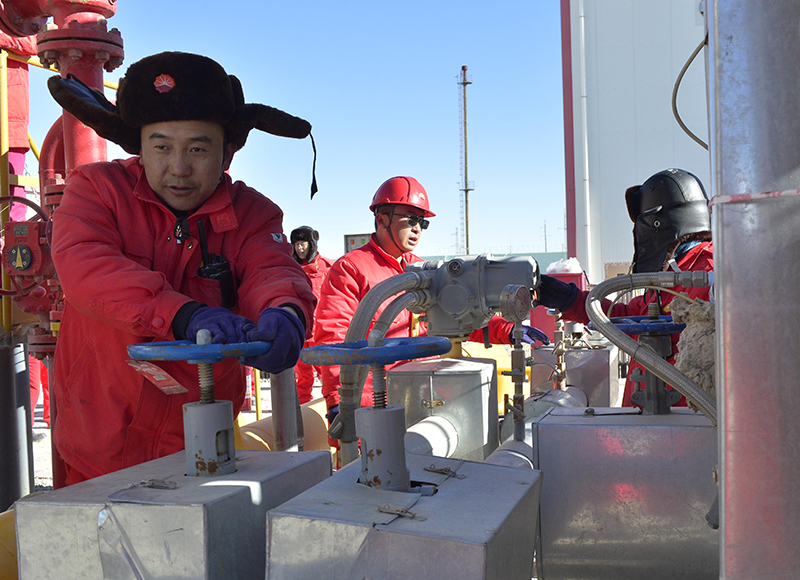 图为1月6日，中国石油天然气集团公司青海油田分公司采气一厂工作人员测压后拧紧输气装置。（新华社记者 张曼怡 摄）