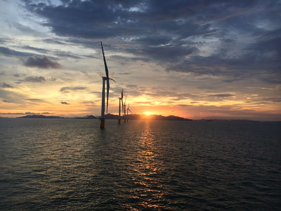 珠海金湾海上风电项目是粤港澳大湾区重点海上绿色能源项目，总装机容量30万千瓦，预计年上网电量超7.29亿千瓦时。图为夕阳下的海上风电场场景。