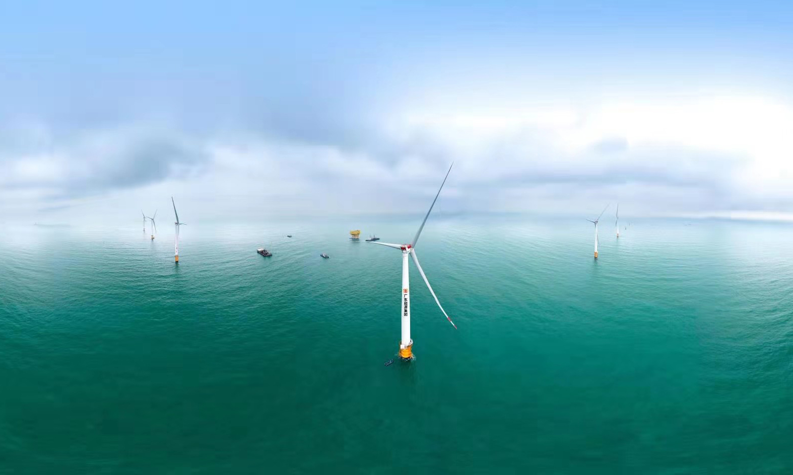 珠海金湾海上风电项目是粤港澳大湾区重点海上绿色能源项目，也是广东省第二批核准海上风电中首个实现并网发电项目，风力发电资源丰富。图为珠海金湾海上风电场航拍。