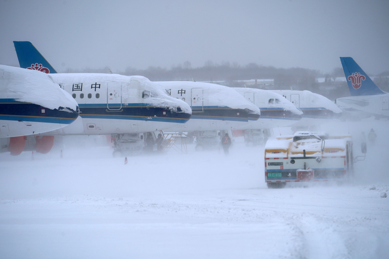 1月7日，大连周水子国际机场，寒潮暴雪过后，南航飞机机身覆盖着厚厚积雪。