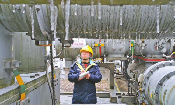 图为1月9日，贵州电网公司六盘水供电局变电运行人员在开展设备巡视。 （李泵 摄）