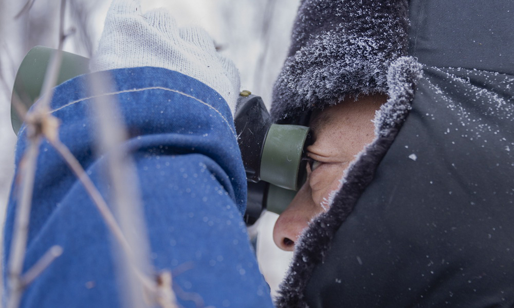 图为1月12日，吕建生在北极村附近的山林中进行电力巡线。（新华社记者 谢剑飞 摄）