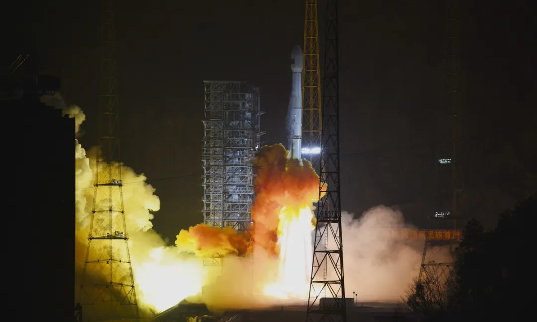 1月20日0时25分，长征三号乙运载火箭在西昌卫星发射中心点火升空，随后将天通一号03星送入预定轨道，发射任务取得圆满成功。此次任务打赢了2021年宇航领域的开局之战，开启了中国航天“十四五”发展新征程。图为长三乙火箭起飞。（张旖旎 摄）