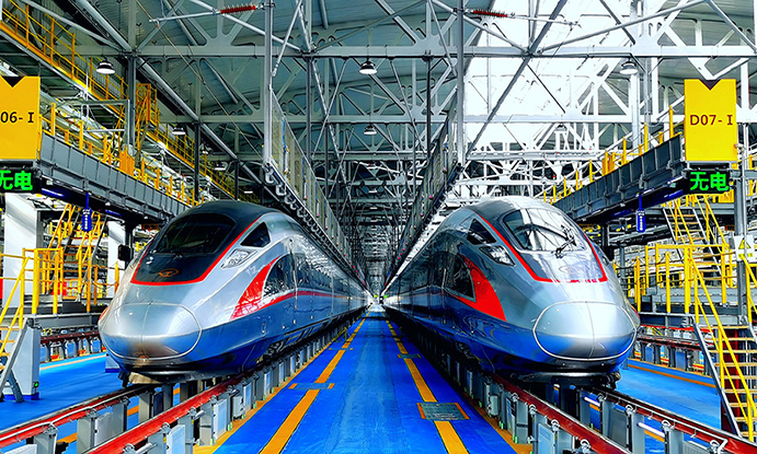 京哈高铁是我国“八纵八横”高速铁路网京哈至京港澳通道的重要组成部分，设计时速350公里。其中沈阳至哈尔滨段于2012年12月1日开通运营，承德至沈阳段于2018年12月29日开通运营。此次开通的北京至承德段长192公里，设北京朝阳、顺义西、怀柔南、密云、兴隆县西、安匠、承德南7座车站，其中北京段的4座站房全部由中国铁建承建。图为复兴号列车在京哈高铁北京朝阳动车运用所整装待发。（潘瑞强 摄）