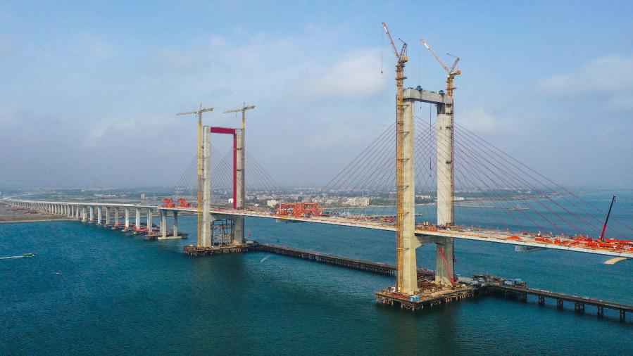 图为1月25日，成功合龙的湛江调顺跨海大桥。（新华社记者 刘大伟 摄）
