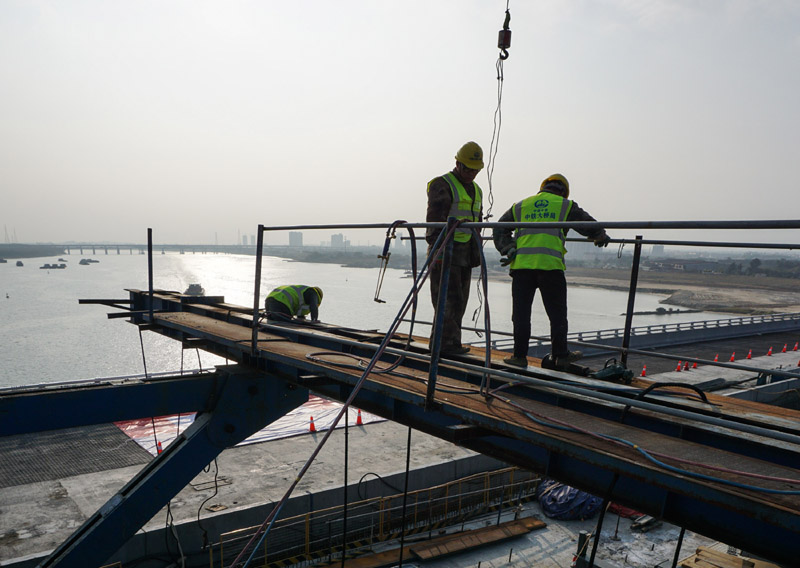 图为1月26日，中铁大桥局施工人员在北江特大桥进行合龙作业。（新华社记者 刘大伟 摄）