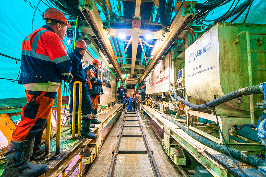 近日，由中国铁建自主研发生产的叶甫盖妮娅号盾构机在莫斯科地铁西南线项目始发。图为盾构机始发现场。