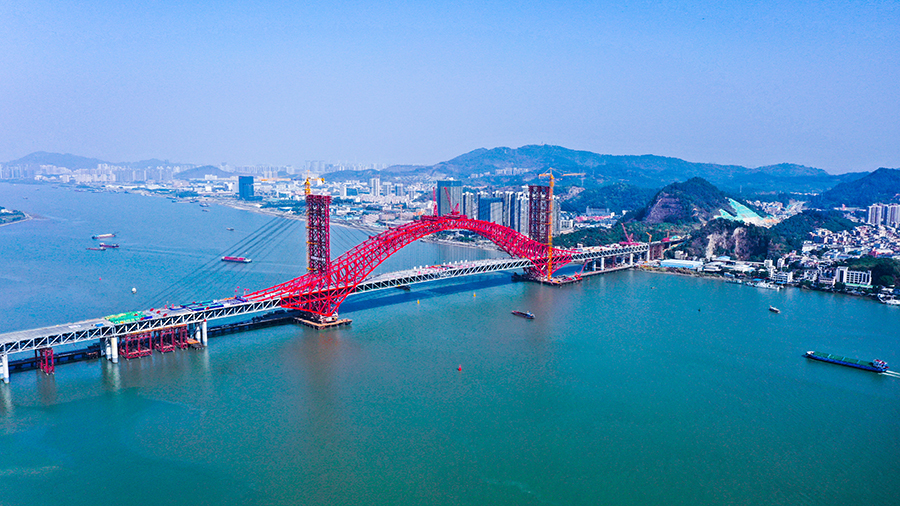 2月3日上午，由中国铁建大桥局承建的广州南沙明珠湾大桥主桥合龙。作为广州面向粤港澳大湾区的核心地标性建筑，大桥成功创下“三主桁钢桁拱”最大跨度世界纪录。图为明珠湾大桥钢梁合龙。