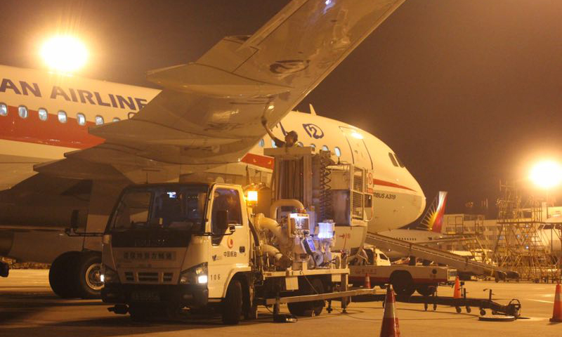 中国航油为首个救灾航班提供保障。