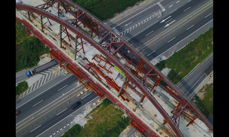 2017年8月15日，这是郑万高铁河南段（禹州）跨永登高速一座桥梁施工现场。（新华社记者 李安 摄）