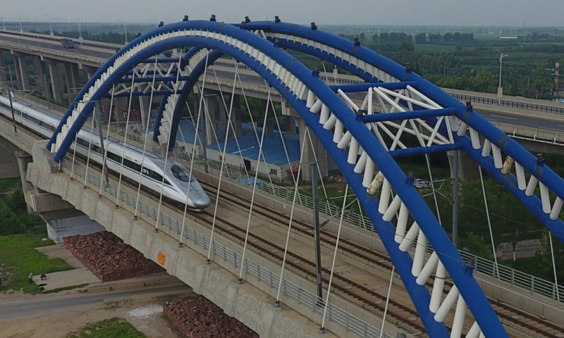 一列动车组列车驶过京广高铁黄河大桥。（新华社记者 李安 摄）