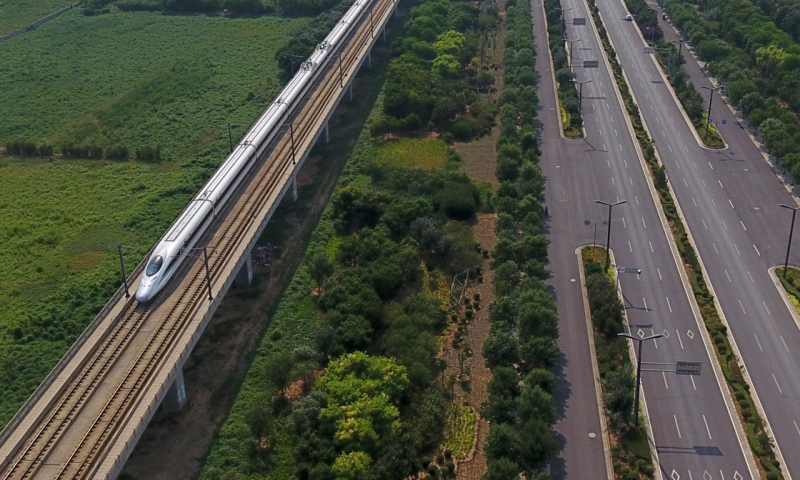 2017年8月16日，一列动车组列车行驶在徐兰高铁洛阳段。（新华社记者 李安 摄）