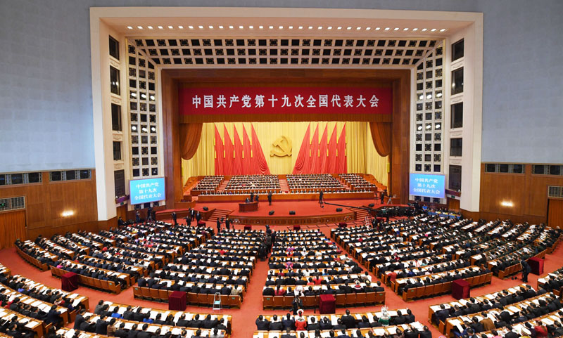 10月18日，中国共产党第十九次全国代表大会在北京人民大会堂隆重开幕，习近平总书记代表第十八届中央委员会向大会作报告。图中是大会会场。(新华社记者 张铎 摄)