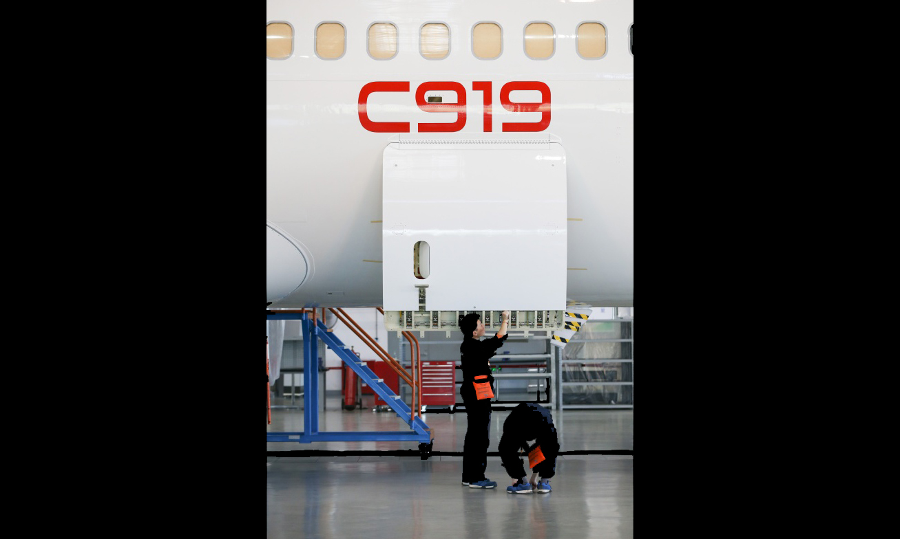 据悉，C919大型客机102架机已于11月2日完成发动机点火，目前正在进行主起落架舱门、整流罩等的结构调整工作以及机上地面试验，即将进入滑行试验准备阶段。（新华社记者 丁汀 摄）