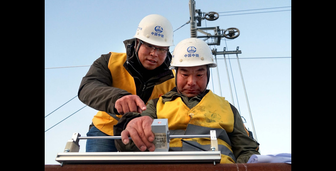 11月26日，中铁电气化局集团的施工人员在济青高铁临淄北至青州区间进行接触网作业。（新华社记者 李安 摄）