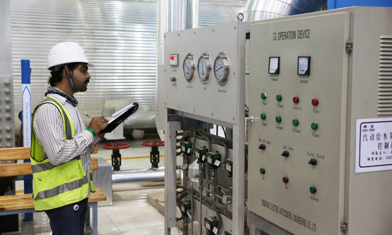 11月28日，在巴基斯坦卡西姆港燃煤电站，一名工人监测仪器数据。（新华社记者 刘天 摄）