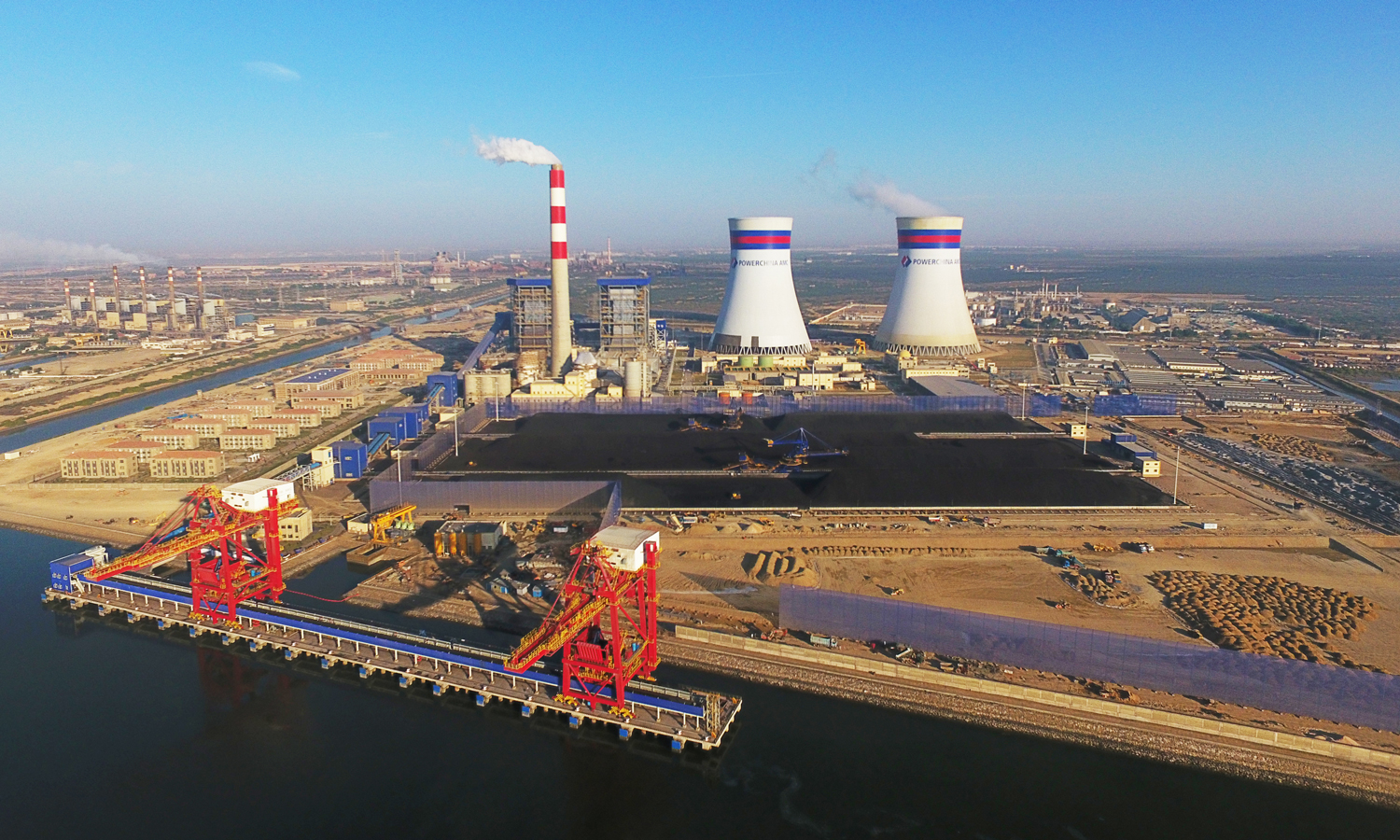 中国电建投资建设的“中巴经济走廊”首个落地能源项目——巴基斯坦卡西姆港燃煤电站历经30个月的艰苦建设，首台机组于29日正式投产发电，标志着中巴经济走廊早期收获项目中的又一个重大能源项目进入实质性生产阶段。