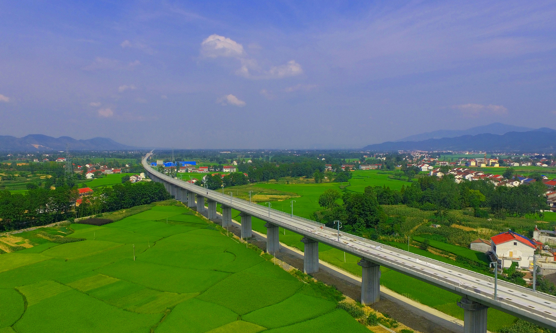 全长16.28km西成客专南郑特大桥。（供图/中国铁道建筑总公司）