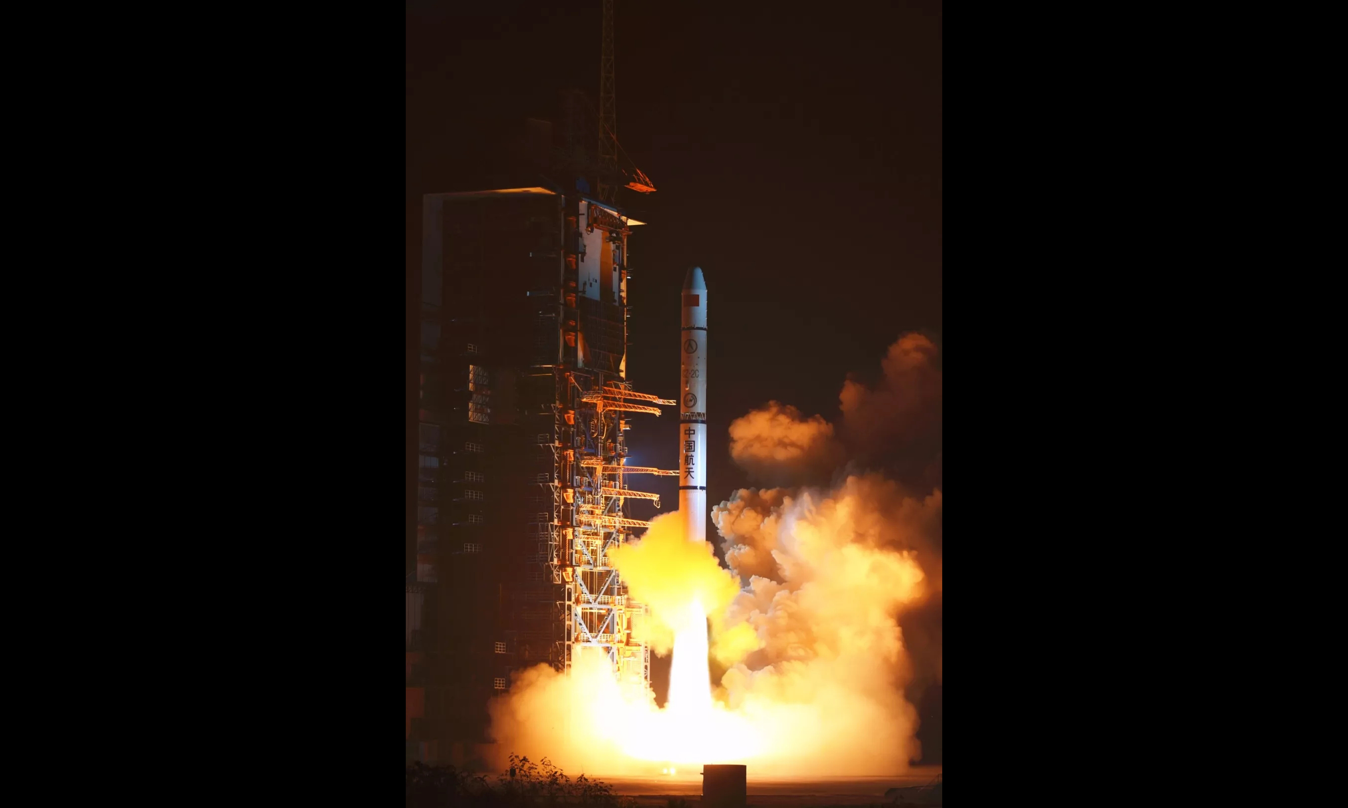 12月26日凌晨3点44分，有“金牌火箭”美誉的长征二号丙运载火箭，近3个月来第三次从西昌卫星发射中心起飞，托举遥感三十号03组卫星升空。卫星进入预定轨道，这标志着中国航天2017年最后一次宇航发射任务取得圆满成功。（杨中洲 摄）