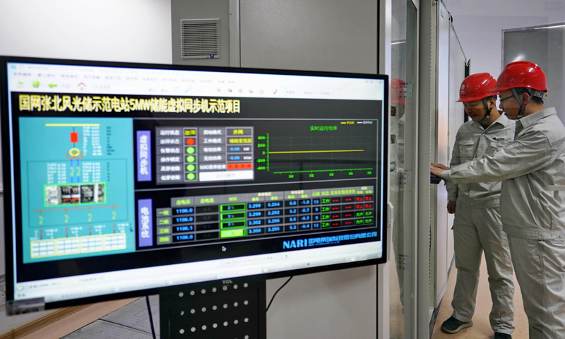 12月27日，国家风光储输示范电站工人在具备虚拟同步机功能的新能源电站控制机房工作。（新华社记者 杨世尧 摄）