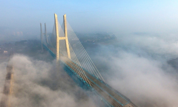 新白沙沱长江特大桥全线长约5.32公里，其中主桥全长920米，是渝贵铁路跨越长江的重要通道和关键控制性工程。（新华社记者 韩晔 摄）