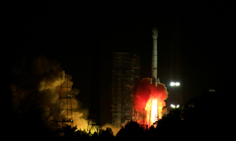 2018年1月12日7点18分，长征三号乙/远征一号运载火箭托举北斗全球卫星导航系统的两颗卫星在西昌卫星发射中心成功发射。（谢奇勇 摄）